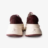 Championes Converse Run Star Crush OX de corte bajo, con capellada de textura efecto pelo en color bordó, cordones blancos y suela chunky de plataforma esculpida en tono marfil con detalles en la misma gama.