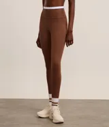 Legging deportiva color verde con cintura alta en contraste color blanco. Confeccionada en tejido de poliamida y elastano, con ajuste ceñido al cuerpo.