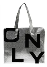 Bolso tipo shopper plateado con estampado de la palabra ONLY en letras negras.