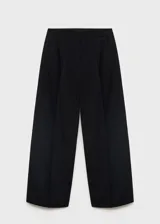 Pantalón wide leg de tiro medio color negro, con diseño largo, bolsillos laterales, bolsillos de ribete posteriores y detalle de pinzas. Cuenta con cierre oculto de botón, gancho y cremallera, e incluye forro interior.