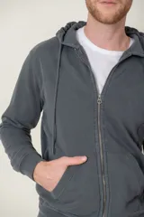 Campera con capucha y cierre frontal, confeccionada en algodón de color azul. Presenta bolsillos tipo canguro, puños y ruedo acanalados.