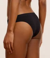 Bombacha tipo bikini de la marca Lov, confeccionada en tejido seamless de poliamida y elastano. Presenta un diseño básico y minimalista, ideal para el uso diario por su comodidad y suavidad al tacto.