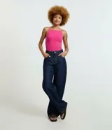 Blusa femenina sin mangas, confeccionada en tejido de algodón con elastano. Presenta un diseño ajustado al cuerpo con escote halter y tirantes finos elásticos.