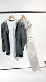 Pantalón cargo color arena, de gabardina, corte recto y bolsillos laterales.