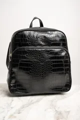Mochila negra de cuero vegano con textura croco, tamaño mediano, con doble compartimento con cierre y correas ajustables.
