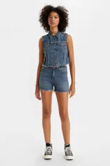 Short de jean de tiro alto con diseño de cinco bolsillos y ruedo deshilachado. Presenta un lavado azul clásico con efecto desgastado.