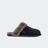 Pantuflas cerradas UGG Scuffette II de gamuza negra con cuello de piel de oveja gris.