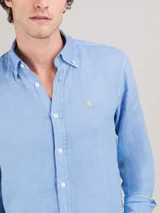Camisa de hombre marca El Ganso, confeccionada en lino, de corte regular fit, cuello italiano, manga larga con puños simples y logo bordado en el pecho.
