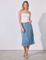 Falda midi plisada color celeste, de satén, con pretina elastizada.