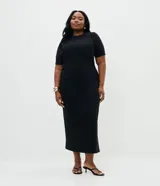 Vestido midi negro de manga corta y cuello redondo, con detalle de fruncido lateral.