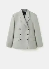 Blazer cruzado de lino y algodón color verde militar, con cuello solapa, hombreras marcadas, bolsillos con solapa y cierre de doble botonadura.
