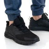 Championes Under Armour Charged Rogue 3, color negro con logo blanco y detalles en gris. Capellada de malla ligera y superposiciones de cuero sintético.