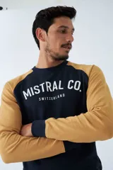 Buzo de algodón color azul marino con mangas ranglán color mostaza y logo de la marca Mistral Co. estampado en el pecho.