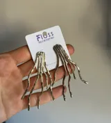 Aros colgantes con forma de ramas, hechos a mano en alpaca o bronce.