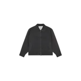 Campera de denim negro estilo workwear, con cuello camisero, cierre frontal de cremallera, bolsillos frontales ribeteados y costuras pespunteadas a tono.