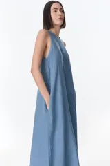 Vestido largo blanco de lino, sin mangas y con bolsillos laterales.