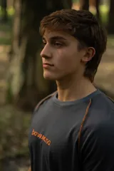 Remera gris de manga corta raglán con costuras a la vista y calce relajado.