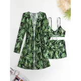 Conjunto de traje de baño de tres piezas con estampado de hojas tropicales en tonos blanco y negro. Incluye un top tipo tankini con cordón ajustable en el centro, un short de tiro alto y una camisa abierta de manga larga tipo salida de baño.