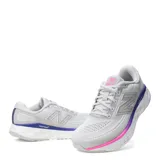Championes de running New Balance modelo Evoz con tecnología Fresh Foam en la entresuela. Presentan un diseño en color gris claro con detalles en degradado violeta y fucsia en la base, y logo lateral característico.