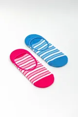 Pack de dos pares de medias invisibles tipo sneaker, con diseño a rayas horizontales en tonos rosados y blancos por un lado, y celestes y blancos por el otro.