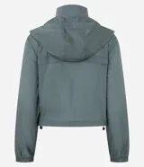 Campera cortavientos deportiva de corte cropped, color verde oscuro. Presenta capucha, cierre frontal con cremallera, mangas largas con puños elásticos y cordón ajustable en el ruedo.