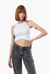 Musculosa blanca de algodón con cuello redondo y corte cropped.