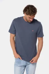 Remera básica de algodón color azul marino, de manga corta, con cuello redondo y logo bordado en el frente.