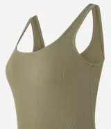 Vestido midi blanco acanalado, de algodón sostenible, con escote cuadrado y tirantes medios.