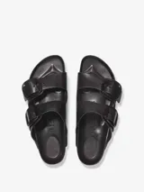 Sandalias Birkenstock Arizona Essentials negras, con dos correas ajustables con hebillas grandes translúcidas y plantilla anatómica.