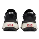 Championes Vans MTE Crosspath, color negro con detalles en blanco, diseñados para uso diario y actividades al aire libre. Cuentan con revestimiento DWR repelente al agua, suela con dibujo para tracción en cualquier clima, amortiguación UltraCush y están fabricados con materiales reciclados.