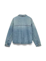 Campera de denim oversize de color celeste, modelo estilo shacket, con cuello clásico, cierre frontal con botones metálicos y amplios bolsillos delanteros.