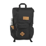 Mochila JanSport de color negro con detalles en color suela. Cuenta con un compartimento principal con solapa superior, bolsillo frontal con cierre y bolsillo lateral para botella.