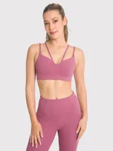Top deportivo de soporte medio con diseño de tiras cruzadas en el escote frontal. Confeccionado en tejido técnico elástico, cuenta con almohadillas removibles y un calce regular.