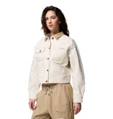 Chaqueta Columbia modelo Acker Rock Twill de corte corto, color blanco con cuello en contraste color tostado y botones metálicos. Presenta bolsillos frontales en el pecho y bolsillos laterales de gran tamaño con solapa, además del logo bordado de la marca en el pecho.