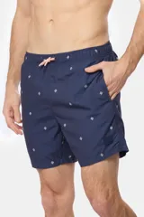 Short de baño azul marino con estampado sutil, cintura con elástico y cordón ajustable, bolsillos laterales y suspensor de malla interior.