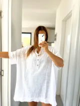 Túnica blanca de lino rústico con cuello henley y botones.