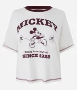 Remera de pijama de viscolycra blanca con cuello redondo y mangas cortas en color bordó. Presenta una estampa frontal vintage de Mickey Mouse con texto.