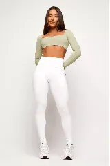 Top deportivo blanco de manga larga con escote cuadrado.