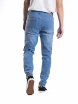 Pantalón de jean corte slim fit, color azul clásico, con cierre de botones y bolsillos laterales y traseros.