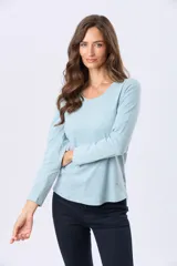 Remera de manga larga con cuello redondo, confeccionada en tejido de algodón suave con caída ligera y corte clásico.