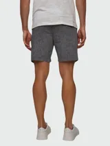 Short de vestir color beige, confeccionado en una mezcla de lino y algodón. Presenta un corte recto, bolsillos laterales y un cordón ajustable en la cintura.