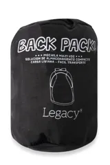Mochila negra plegable de diseño minimalista, confeccionada en material sintético impermeable con cierre de cremallera doble y parche frontal con el logo de la marca Legacy.