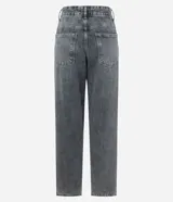 Pantalón de jean recto color gris, con cintura mediana, bolsillos delanteros y traseros, y cierre con botón y cremallera.