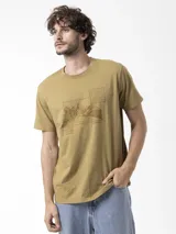 Remera color tostado con estampa frontal de montañas y mapas topográficos, manga corta y cuello redondo.