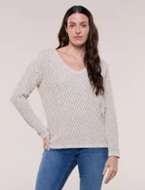 Buzo tejido de calce relajado, color beige, con escote en V y trama de punto calado con patrón de rombos. Cuenta con mangas largas de hombros caídos, ruedo y puños con acabado acanalado.