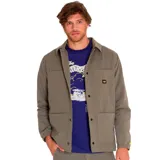 Chaqueta de estilo coach color verde oliva, con cierre frontal a presión, cuello clásico, bolsillos frontales superiores e inferiores y puños elásticos. Presenta etiqueta con logo de la marca en el pecho.