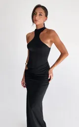 Vestido largo negro de diseño asimétrico con escote halter, abertura lateral en la cintura y detalle drapeado en la cadera.