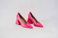 Zapatos de tacón color fucsia con textura croco, punta fina y tacón cuadrado forrado en cuero.