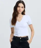 Blusa blanca de algodón con elastano, de corte regular, escote en V y mangas cortas.