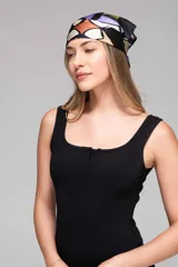 Vestido largo negro de morley con detalles de encaje en el ruedo y botones en el pecho.